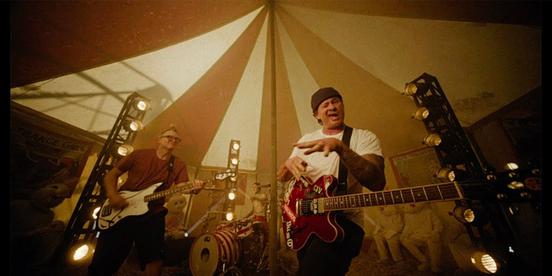 Mark Hoppus and Tom Delonge in new music video for 'Edging'